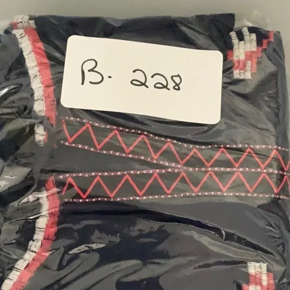 New Directions. Top. Size L. - Picture 7 of 7